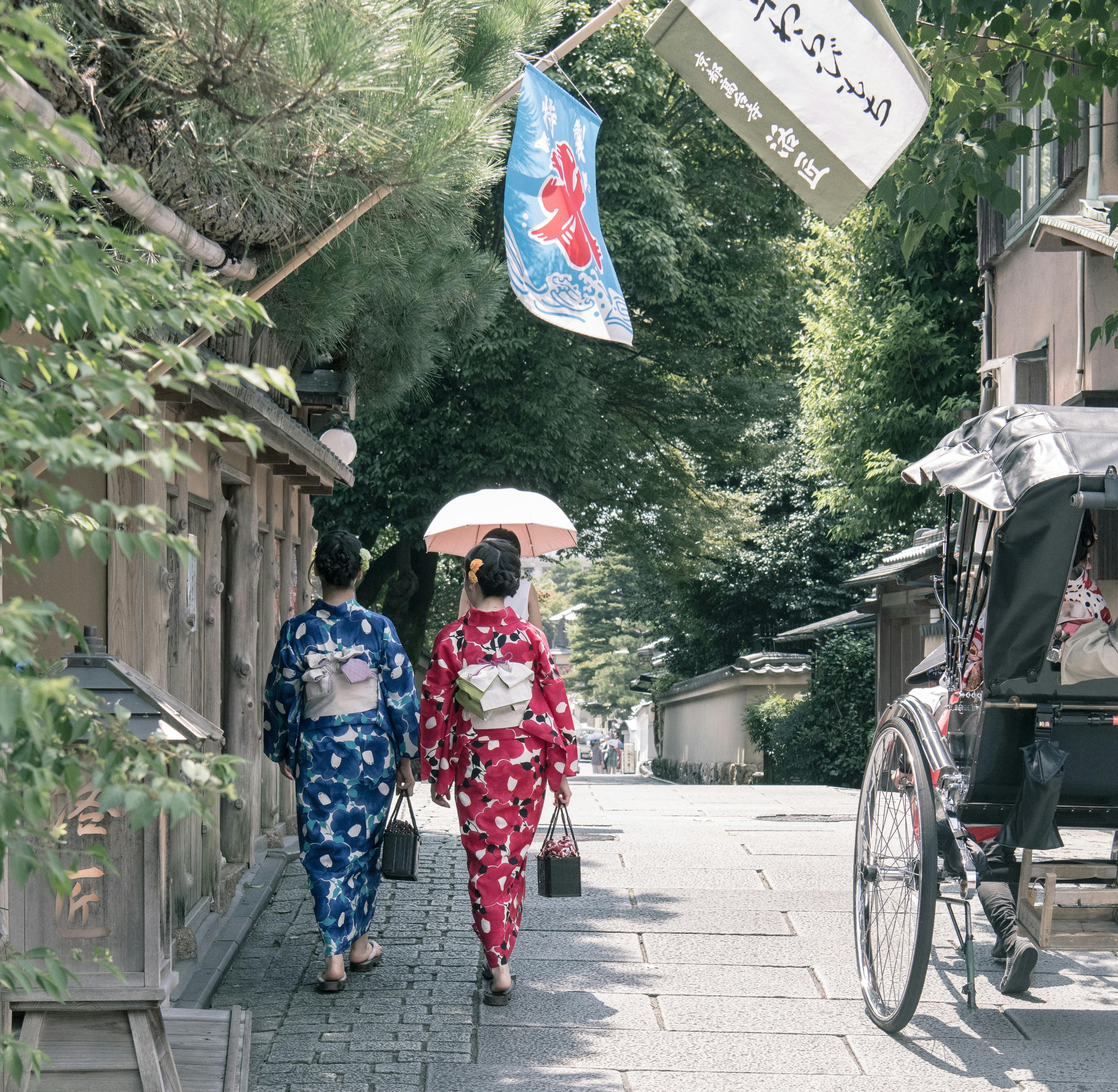 Kimono rental Higashiyama Kyoto traditional Japanese clothing women walking preserved Edo streets